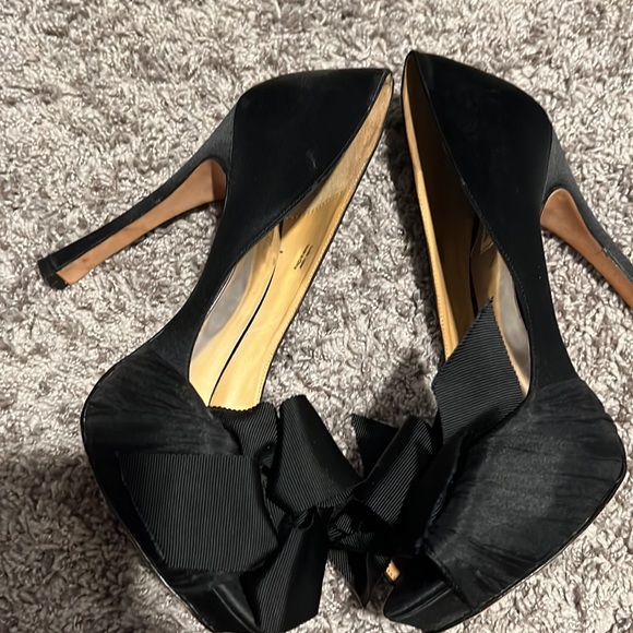 Badgley Mischka Flower Peep Toe Pump - Picture 8 of 8